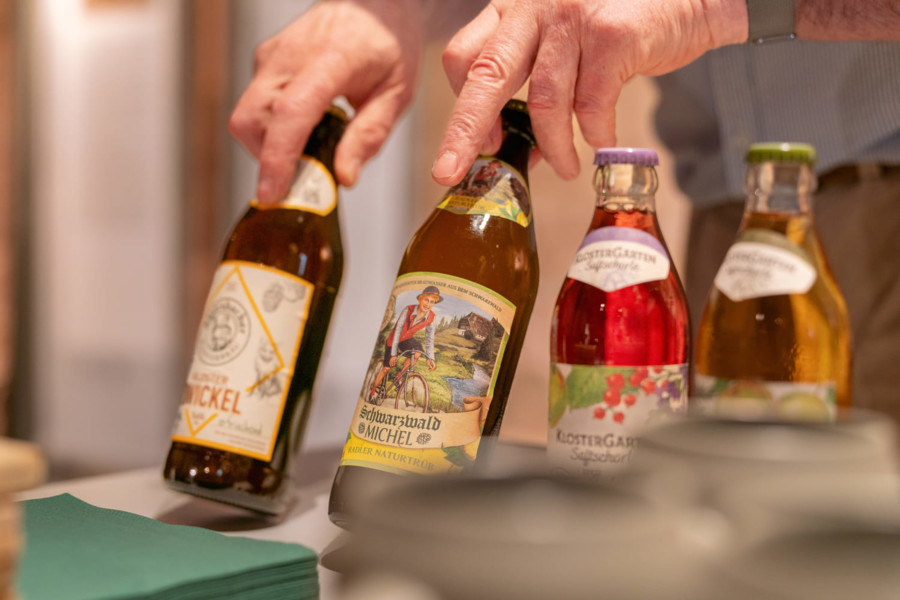 Im Anschluss an die Führung können die Gäste das Alpirsbacher Bier probieren, das in einer Privatbrauerei neben dem Kloster hergestellt wird.