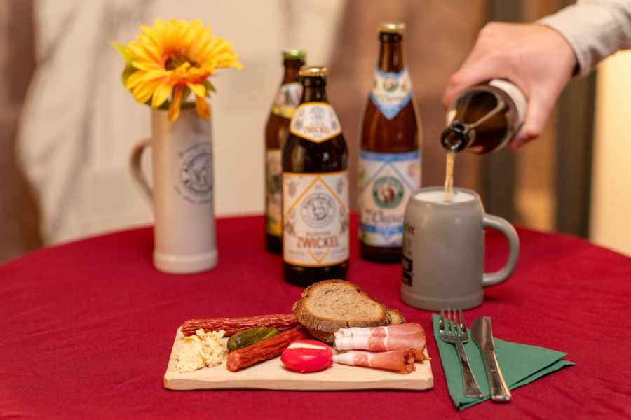 Kostprobe: Im Anschluss an die Führung "Braukunst im Mittelalter" im Kloster Alpirsbach wird Bier ausgeschenkt und eine Brotzeit gereicht.