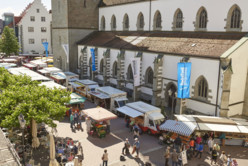 Blick auf den Wochenmarkt in Radolfzell am Bodensee mit vielen kleinen regionalen Marktständen.