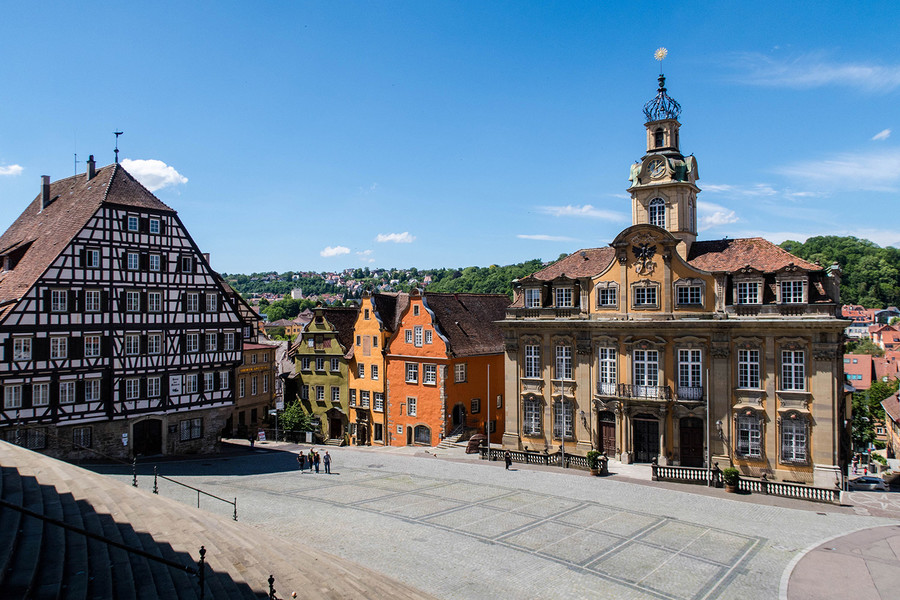 Historisches Stadtzentrum von Schwäbisch Hall mit vielen historischen Gebäuden.