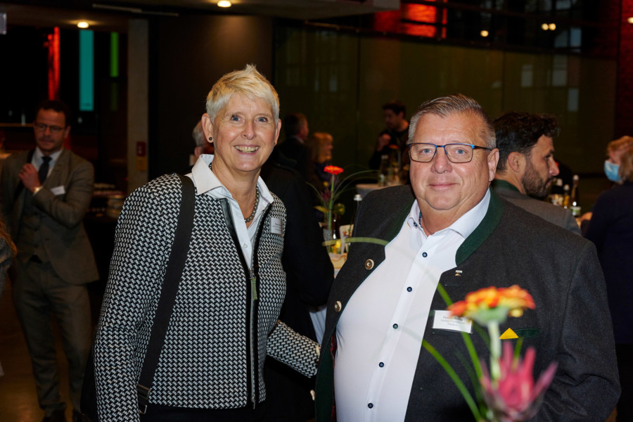 Thomas Heiling gemeinsam mit Regina Autenrieth von der DEHOGA Tourismus Baden-Württemberg GmbH, die die Initiative ins Leben gerufen hat.|© MBW