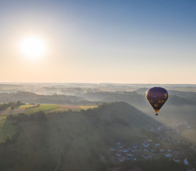 Mit dem Heißluftballon eröffnen sich fantastische Ausblicke über die Schwäbische Alb.